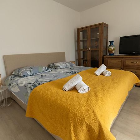 Two-Bedroom Apartment Rea In โรวีน ภายนอก รูปภาพ