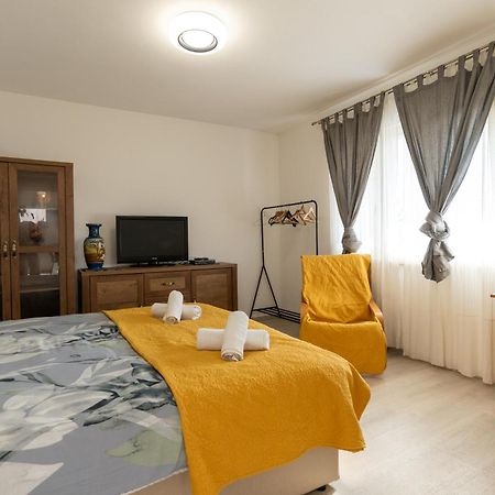 Two-Bedroom Apartment Rea In โรวีน ภายนอก รูปภาพ