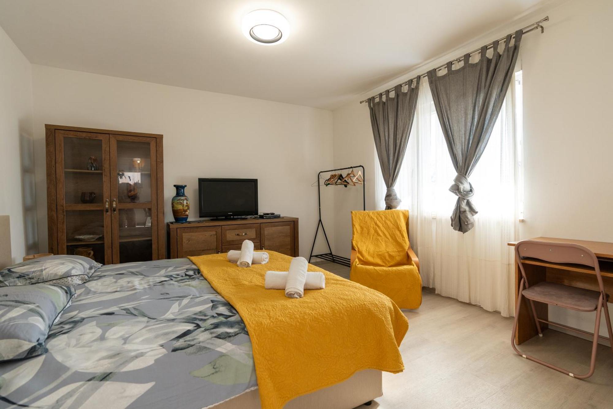 Two-Bedroom Apartment Rea In โรวีน ภายนอก รูปภาพ