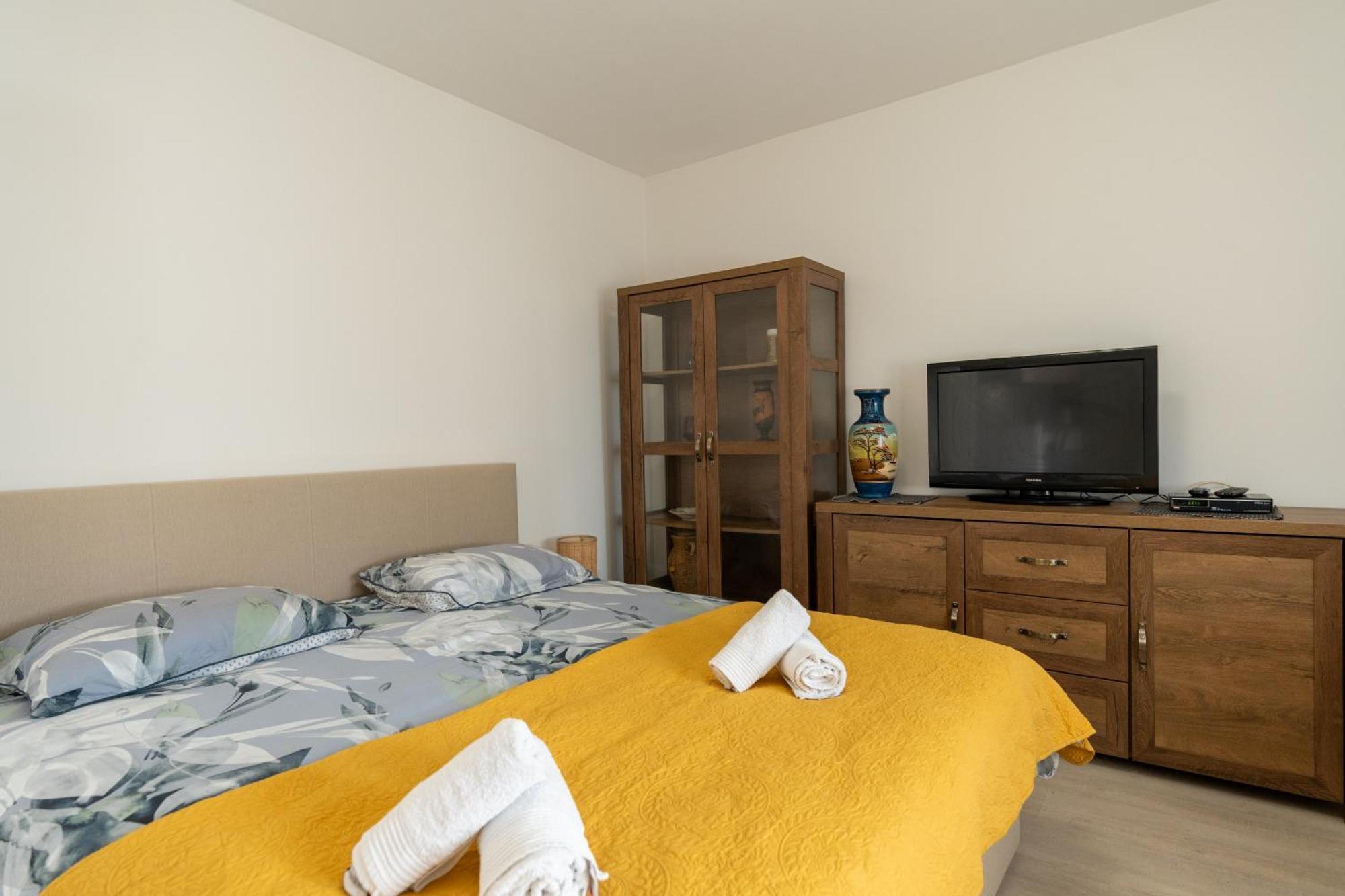 Two-Bedroom Apartment Rea In โรวีน ภายนอก รูปภาพ