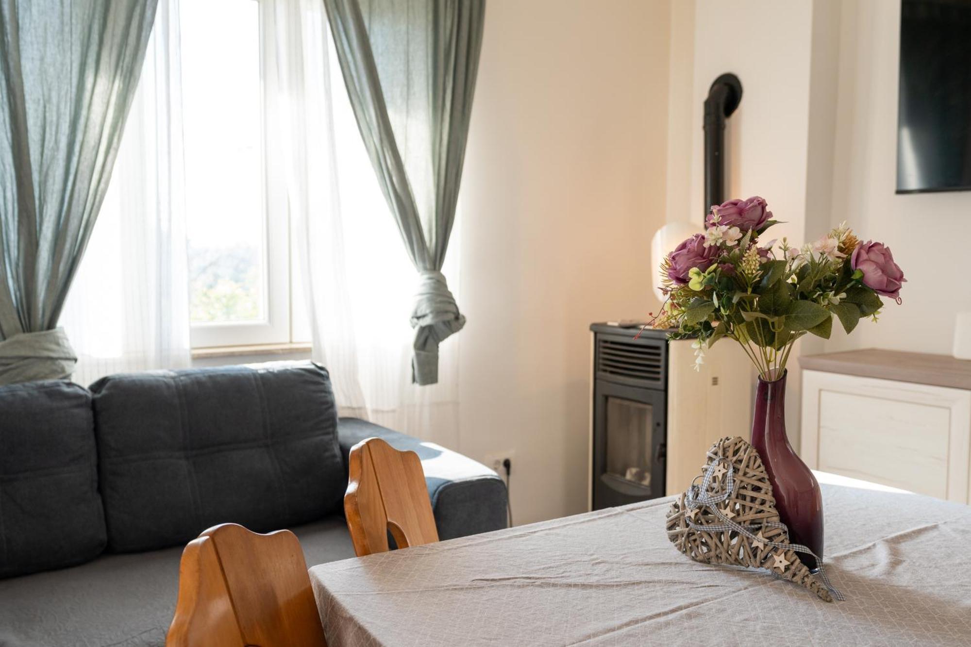 Two-Bedroom Apartment Rea In โรวีน ภายนอก รูปภาพ