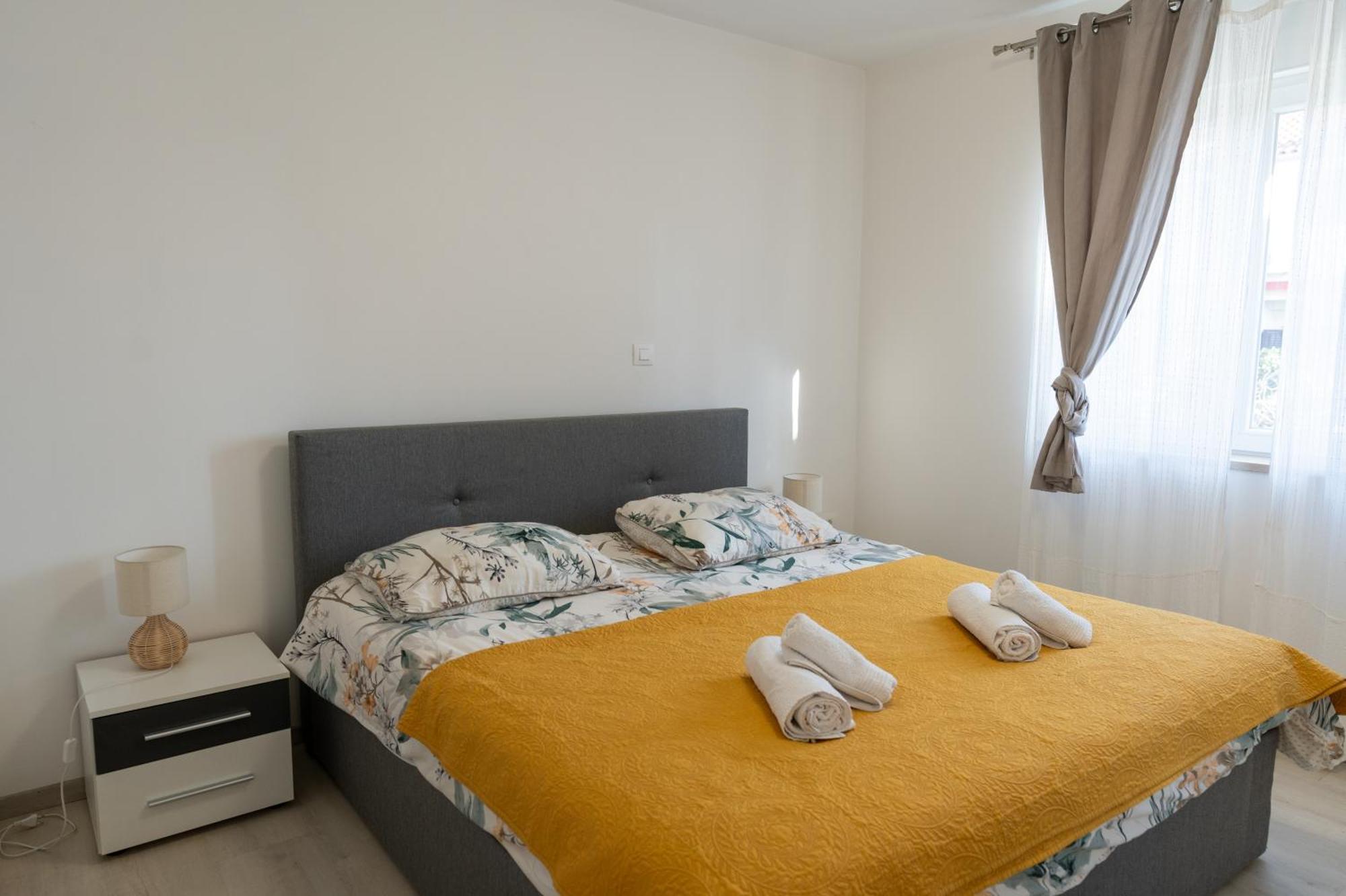 Two-Bedroom Apartment Rea In โรวีน ภายนอก รูปภาพ