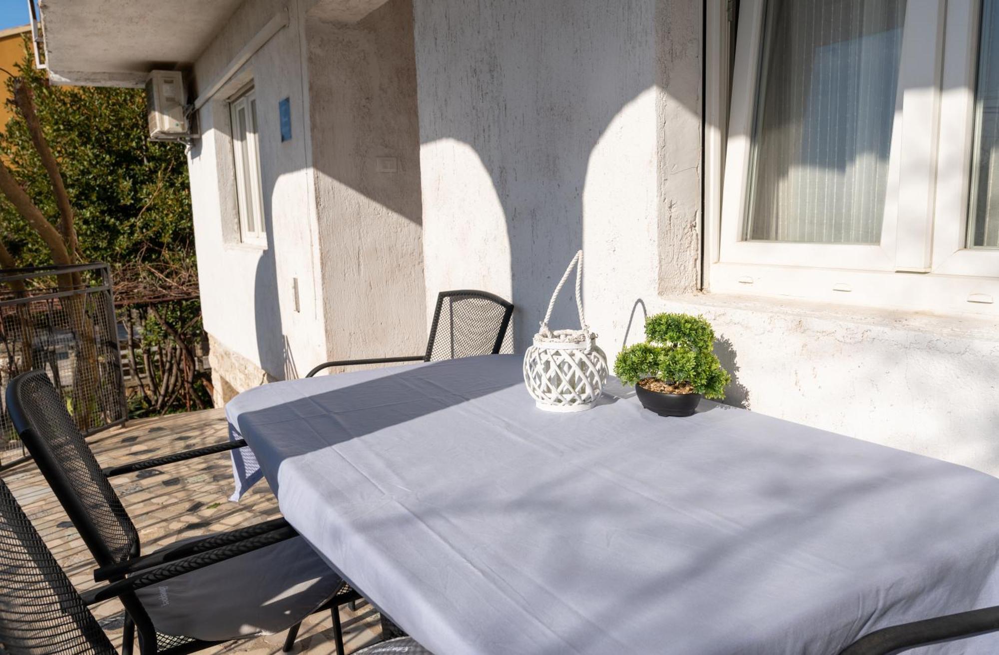 Two-Bedroom Apartment Rea In โรวีน ภายนอก รูปภาพ