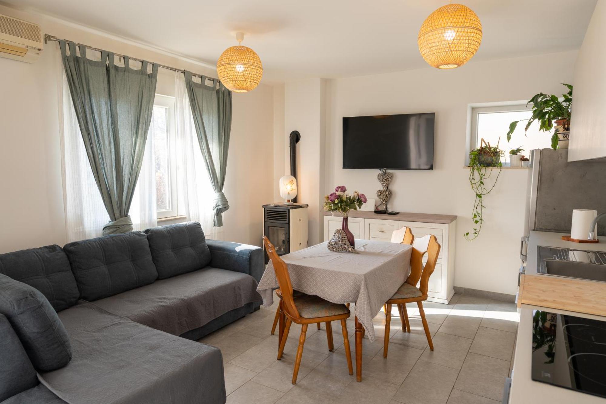 Two-Bedroom Apartment Rea In โรวีน ภายนอก รูปภาพ