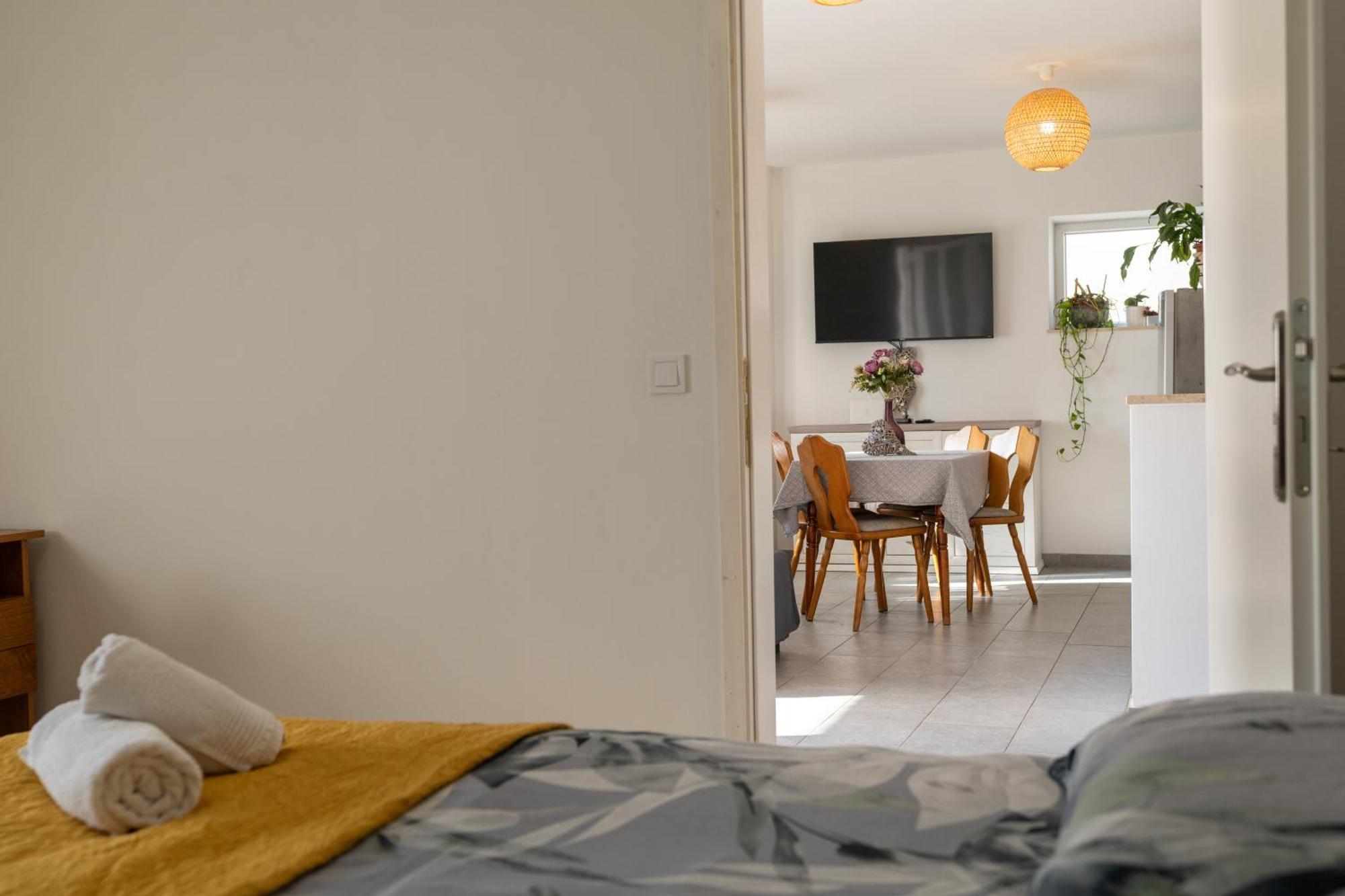 Two-Bedroom Apartment Rea In โรวีน ภายนอก รูปภาพ