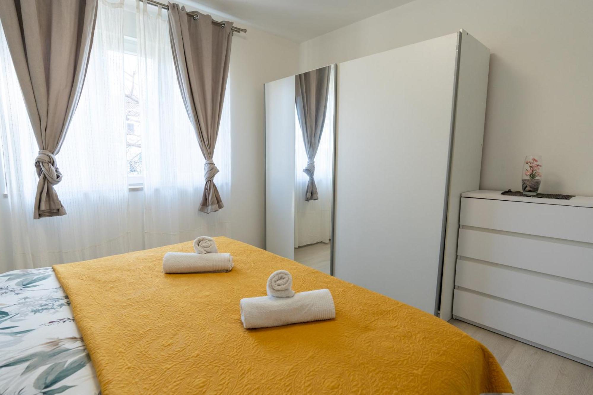 Two-Bedroom Apartment Rea In โรวีน ภายนอก รูปภาพ