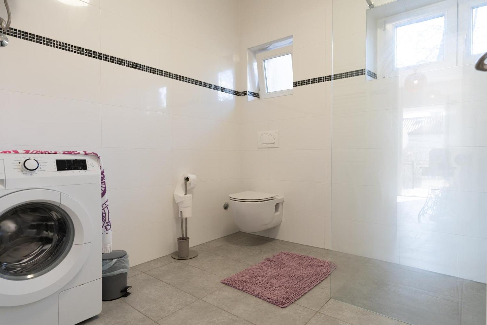 Two-Bedroom Apartment Rea In โรวีน ภายนอก รูปภาพ