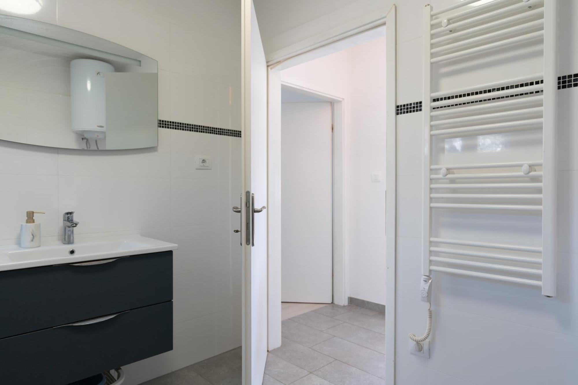 Two-Bedroom Apartment Rea In โรวีน ภายนอก รูปภาพ